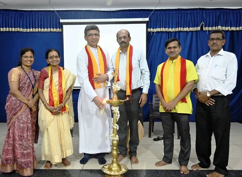 Blog thumbnail text-center